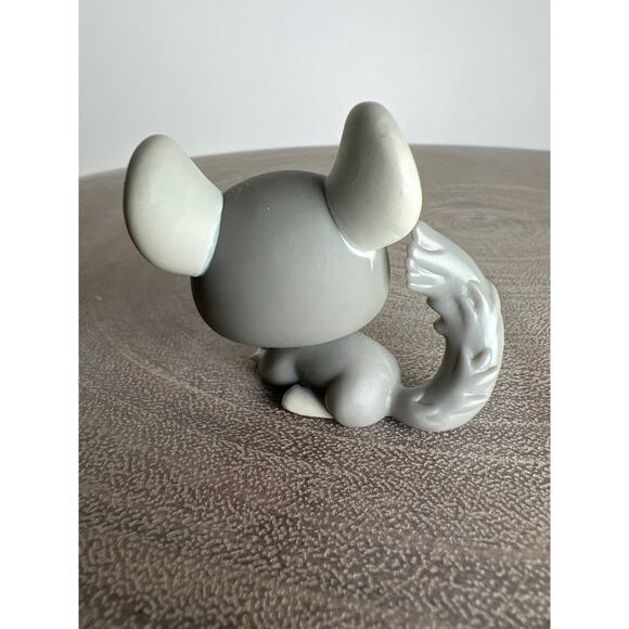 Littlest Pet Shop LPS #495 Grey Chinchilla Purple Eyes Pink Flower 2007 Hasbro - Picture 3 of 6